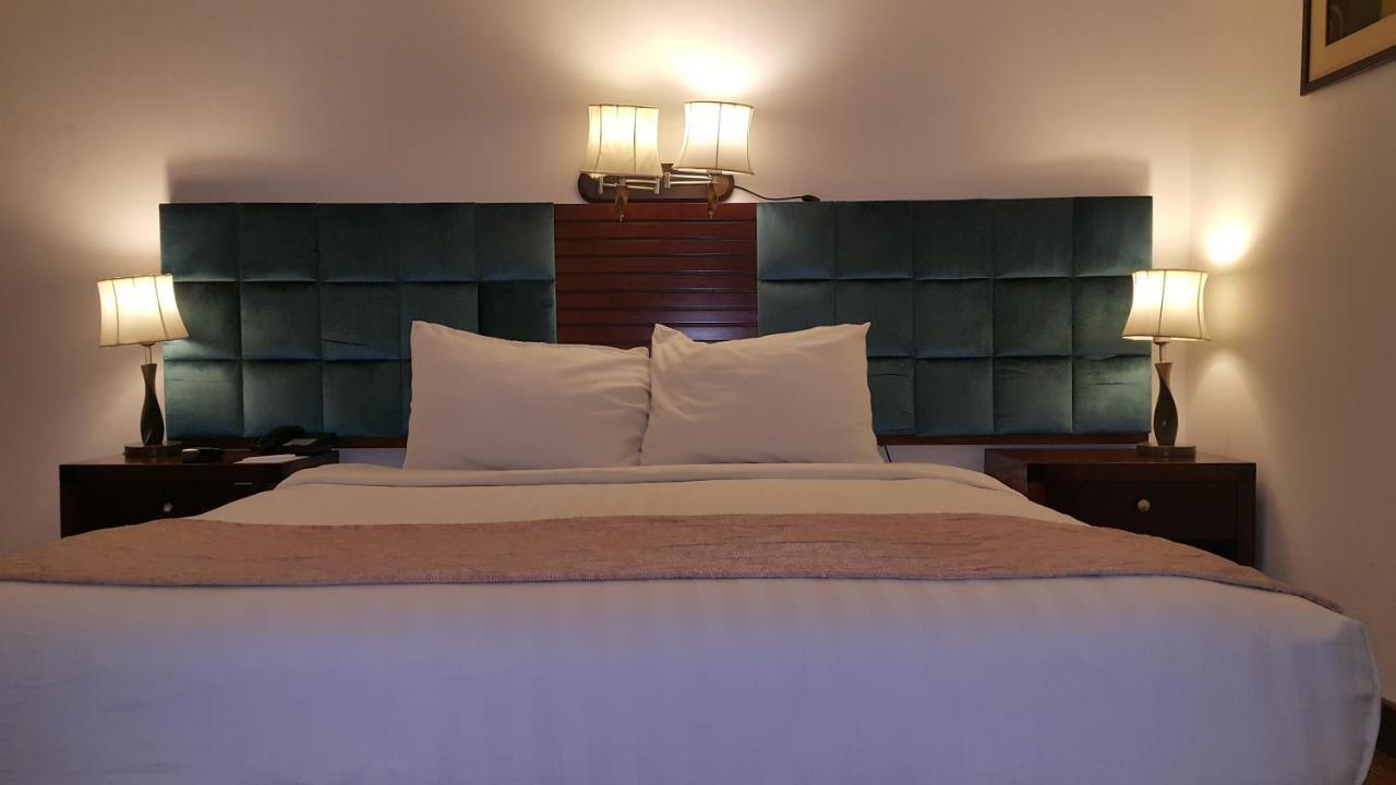 Savoey Hotel ラホール エクステリア 写真