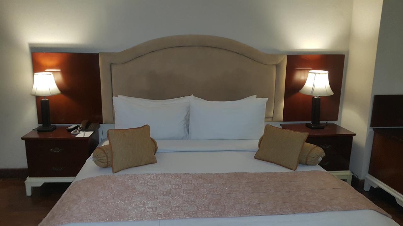 Savoey Hotel ラホール エクステリア 写真